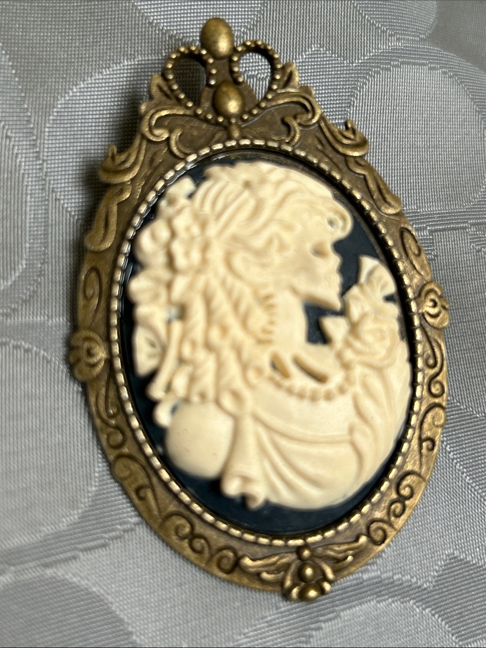 Vintage-Inspired Black and Ivory Cameo Pendant Necklace